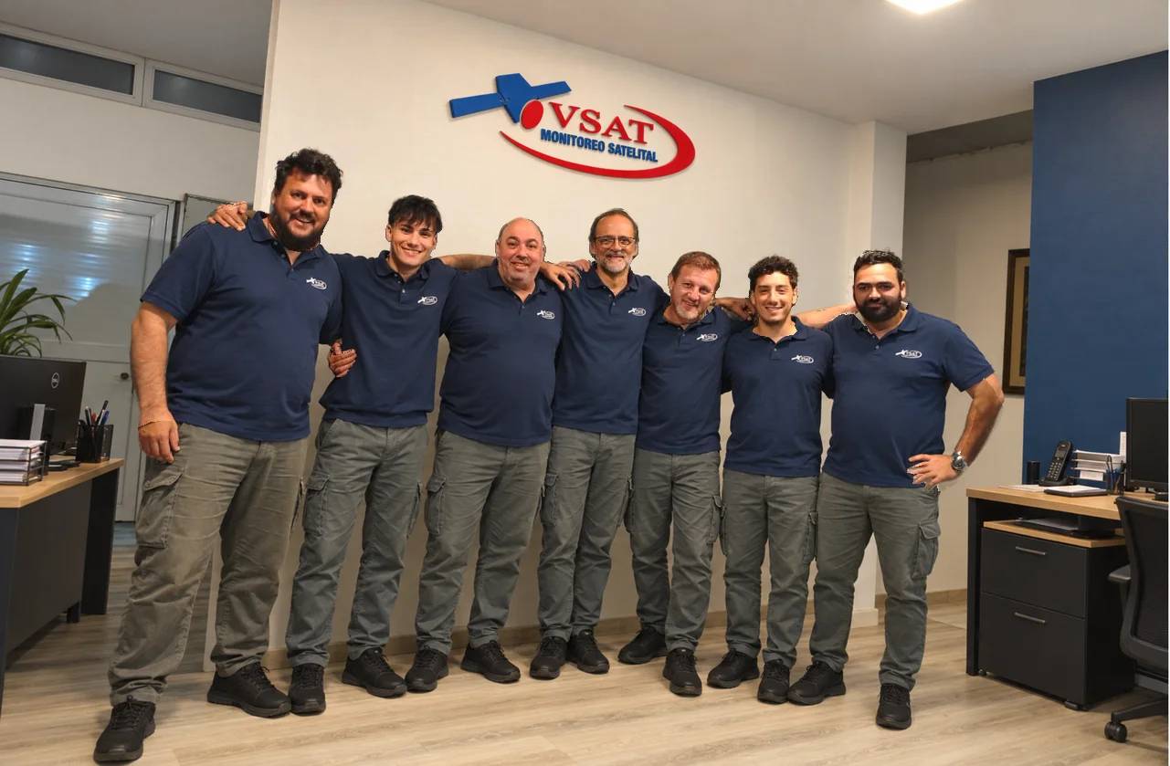 El equipo de VSAT reunido en su oficina de Río Cuarto